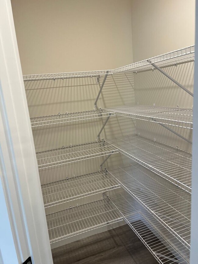 Building Photo - Modern 3BR / 2.5BA Townhome in a Prime Location – Washer/Dryer Included