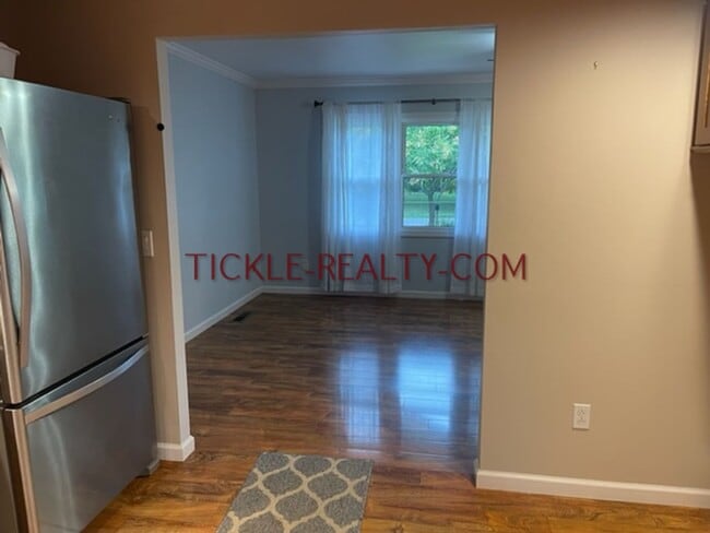 Building Photo - 3 Bedroom Ranch - Huge Garage - Fenced Yard