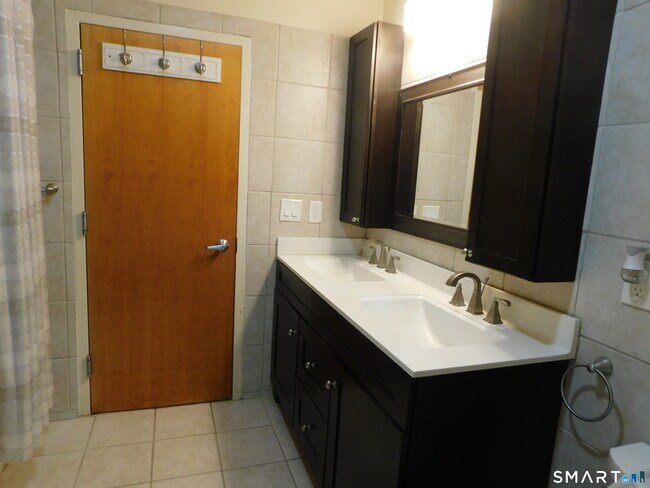 Building Photo - 153 Bank St