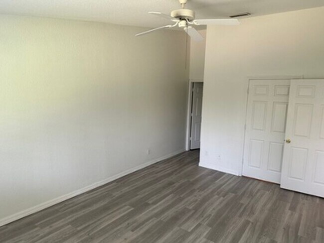 Building Photo - 2nd floor condo with landscape views