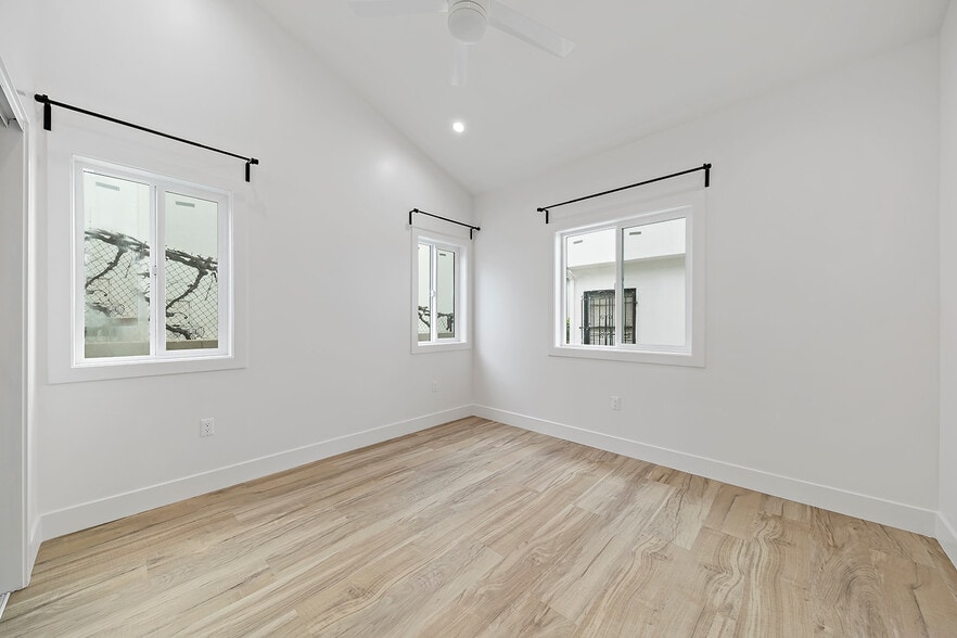 2618 1/2 - 2616 Glendale Blvd