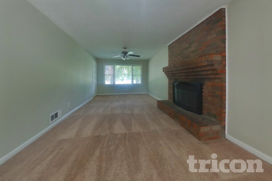 Building Photo - 2301 Cochise Dr