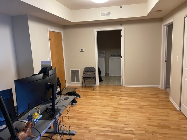 Building Photo - 6400 N Northwest Hwy