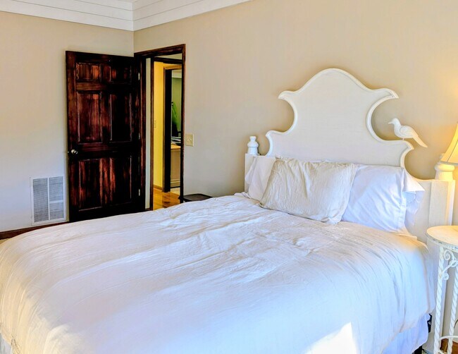 Building Photo - 842 Saddle Back Cir