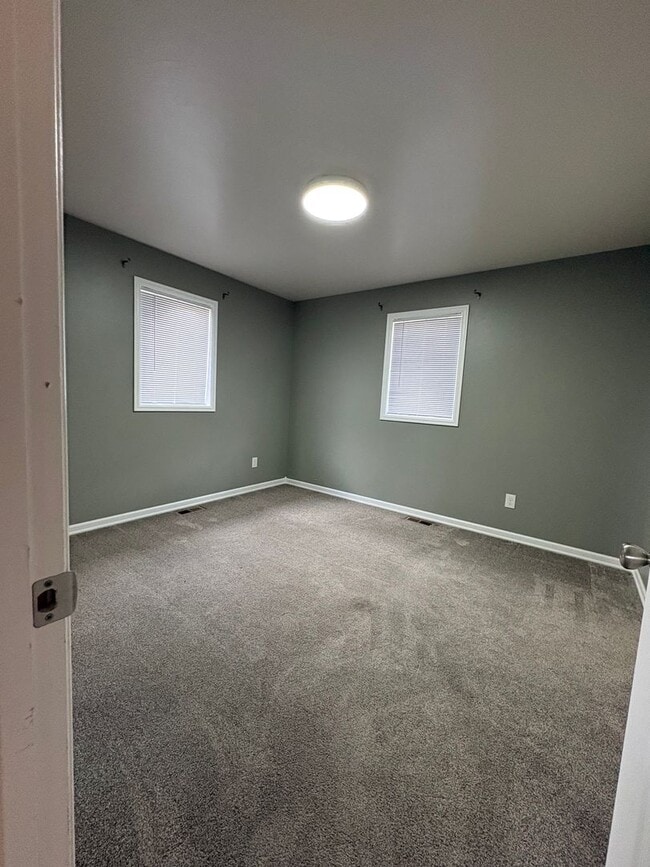 Building Photo - Well maintained 2 B 1 Bath West End Townhome