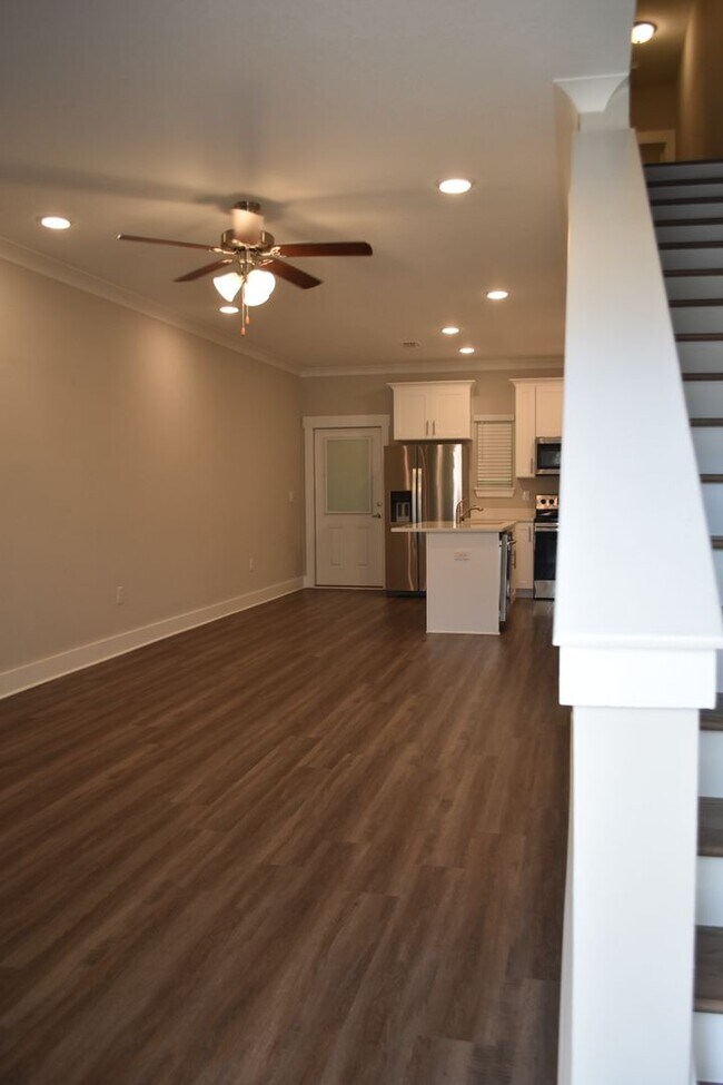 Building Photo - Available June 1 Three Bedroom Townhouse a...