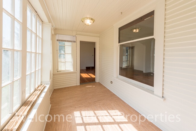 Building Photo - Classic 2 Bedroom Home with Tall Ceilings