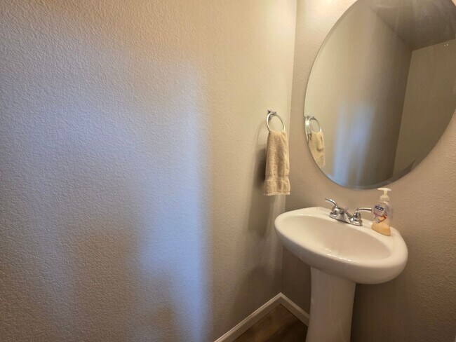 Building Photo - Gorgeous 2 Bed 3 bath Town Home In Lorson Ranch!!