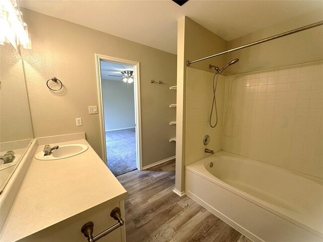 Building Photo - 610 Riverway Ln