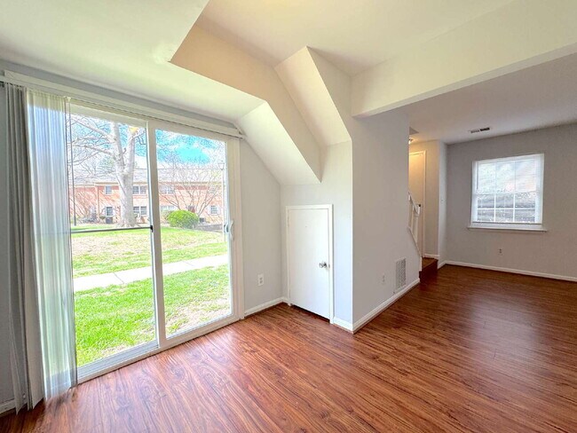 Building Photo - Inviting Lorton Condo with Comfortable Layout and Location