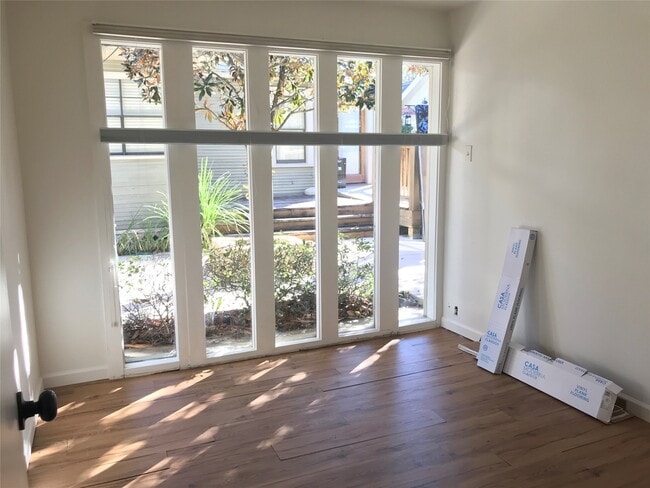 Building Photo - 1533 Heights Blvd