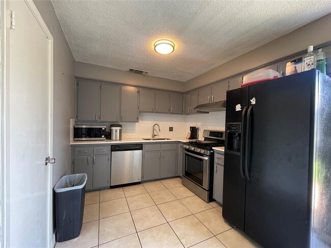 Building Photo - 2405 Parker Cir