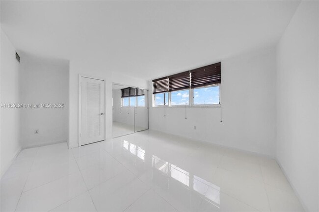 Building Photo - 1175 NE Miami Gardens Dr
