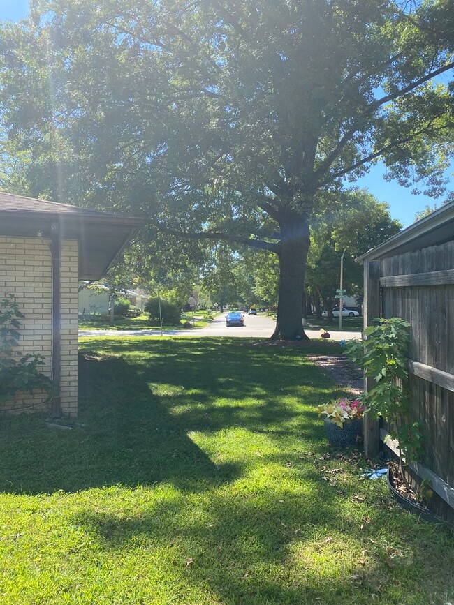 Building Photo - West side Duplex