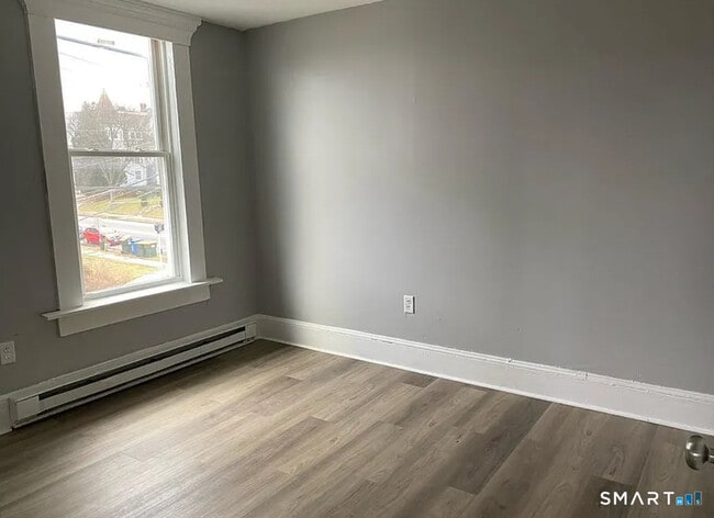 Building Photo - 570 Broad St