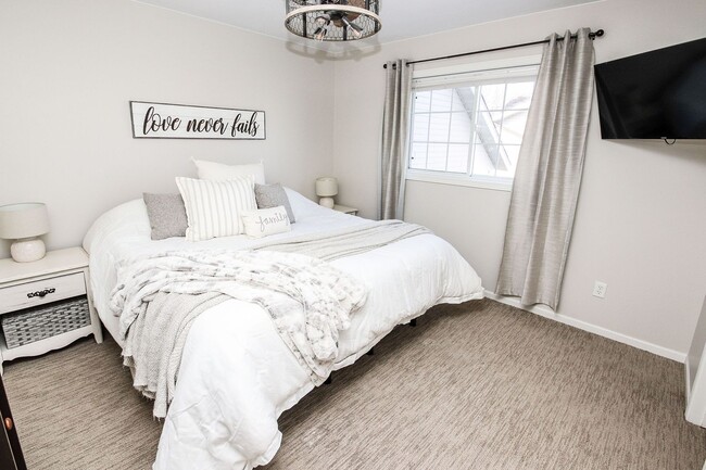 Building Photo - Beautiful newly remodeled home in quiet Sa...