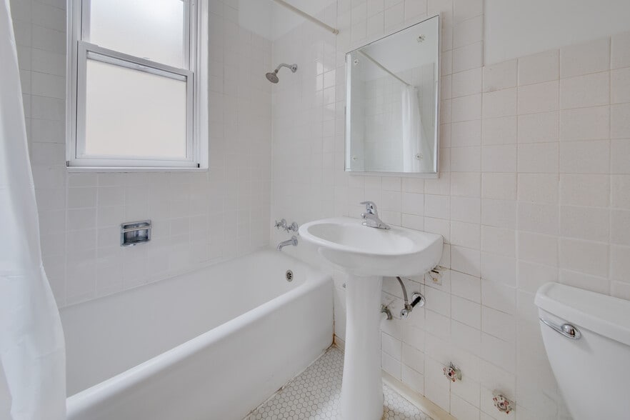 Building Photo - 1919 W Estes Ave