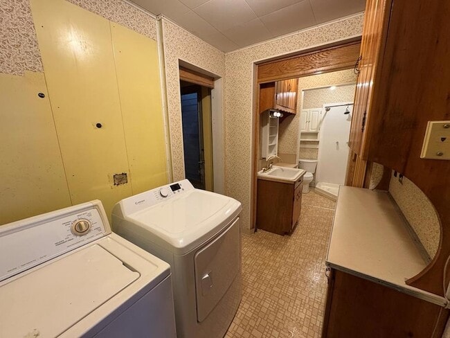 Building Photo - 116 W 2nd St