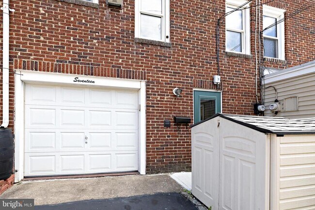 Building Photo - 17 Dowling Ave