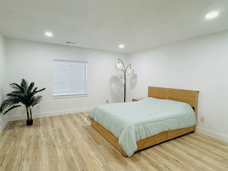 Building Photo - 952 S 1350 E