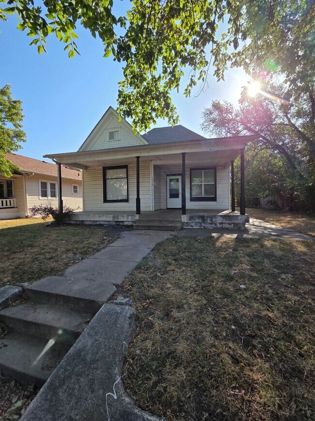 Building Photo - 1530 S Topeka Ave