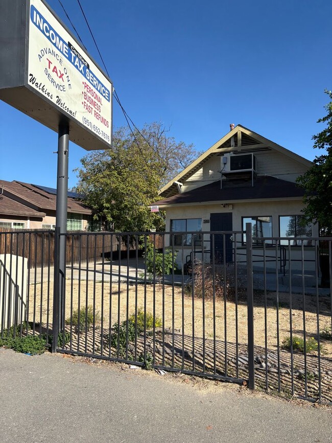 Building Photo - FOR RENT!! AVAILABLE 12/20/2025