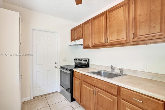 Building Photo - 403 SW 11th Ct