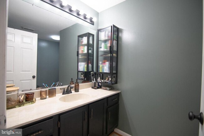 Building Photo - 611 Wind Ridge Dr