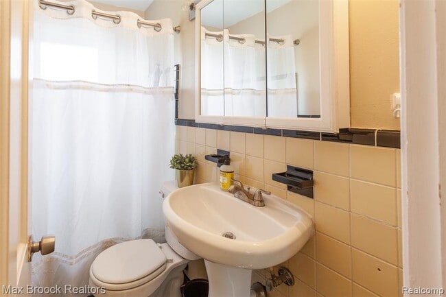 Building Photo - 1997 Henrietta St