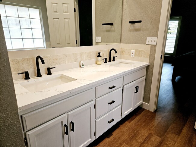 Building Photo - 2010 Constitution Ave