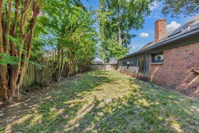 Building Photo - AVAILABLE NOW!! 5 Bedroom 3.5 Bath Fully R...
