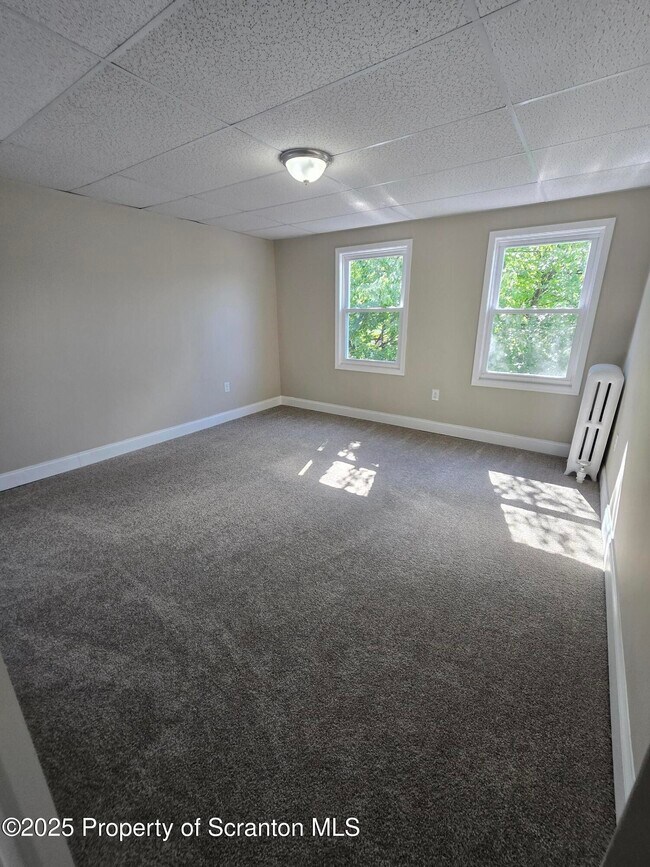 Building Photo - 323 Larch St