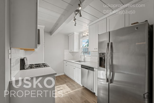 Building Photo - "Charming 3-Bed with Full Bath in Sacramento – Cozy 1093 Sq Ft Home Awaits!"