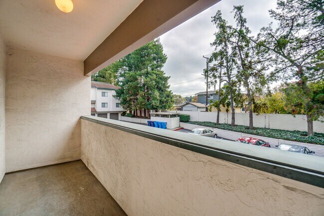 Building Photo - Recently upgraded Condo in a highly desirable location in Sunnyvale.