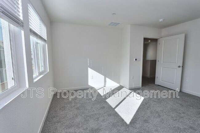 Building Photo - 2104 Shady Tree Cir