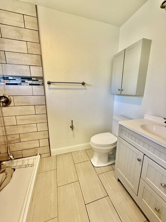 Building Photo - 890 Athan Ave