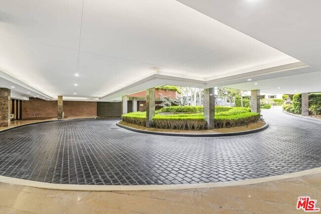 Building Photo - 300 N Swall Dr