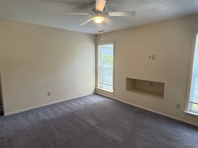 Building Photo - 2 bedroom, 1 bath Duplex
