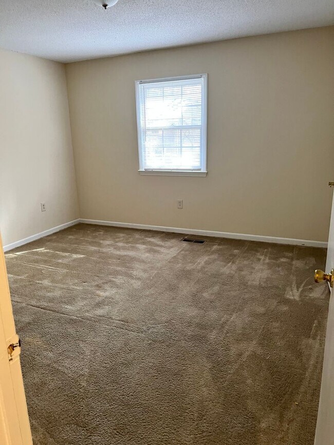 Building Photo - 2 Br 1 1/2 Bath Townhome