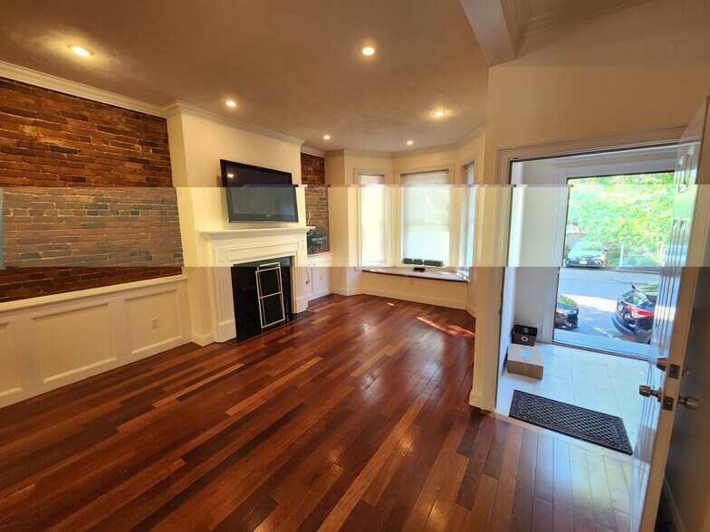 Building Photo - 566 E 5th St