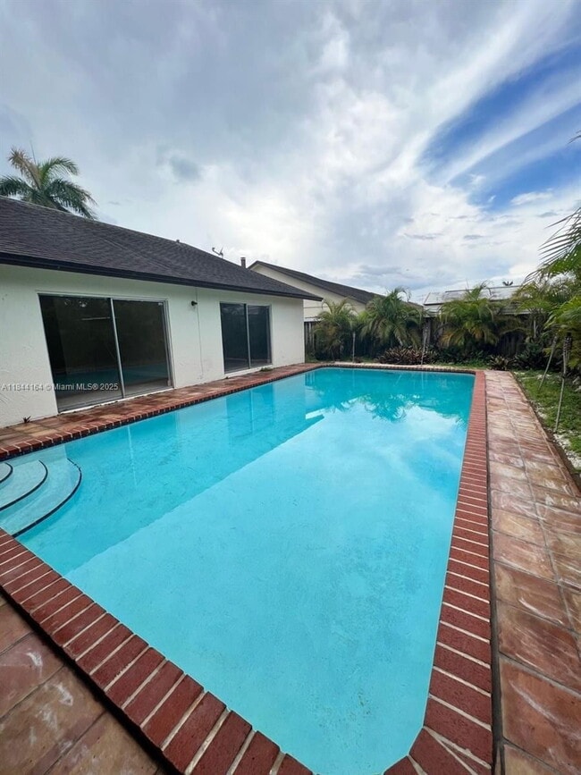Building Photo - 14605 SW 75th Ave