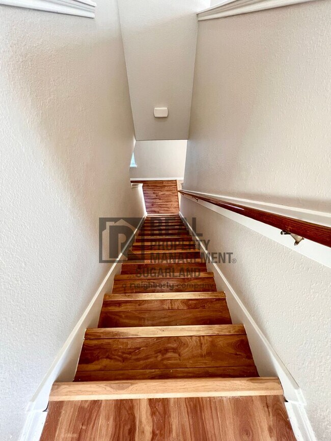 Building Photo - Gorgeous 4 Bed, 2.5 Bath Home in Prime Location!