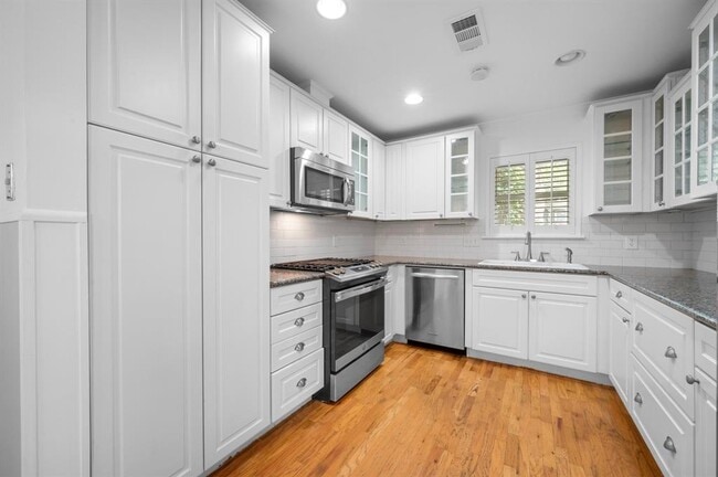 Building Photo - 3103 S Oak Dr