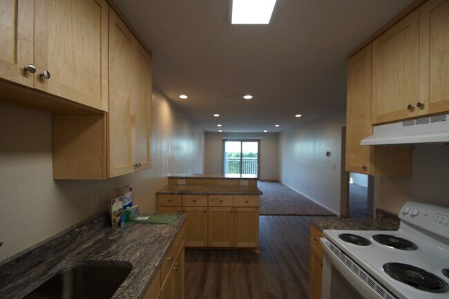 Building Photo - Remodeled 1BR Walk In Closet