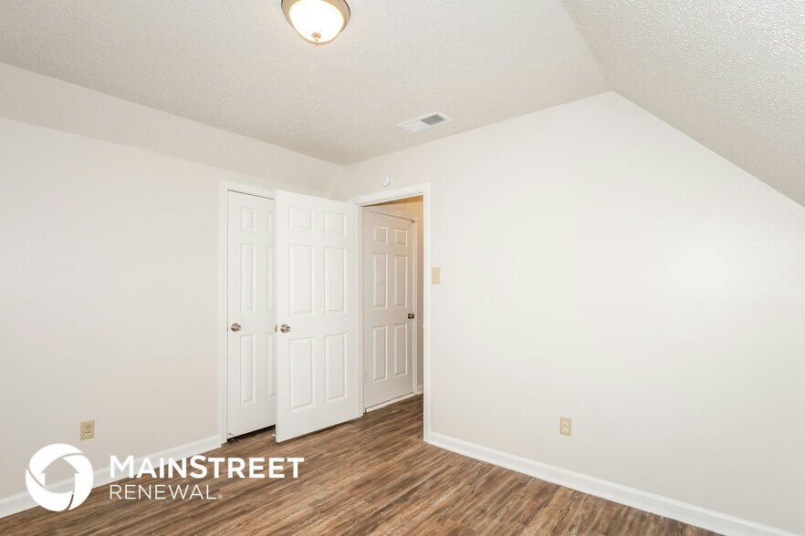 Building Photo - 5530 Oak Branch Cir N