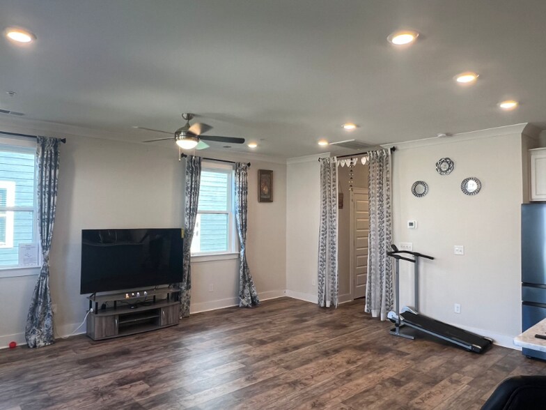 Building Photo - 386 Hammock Ln