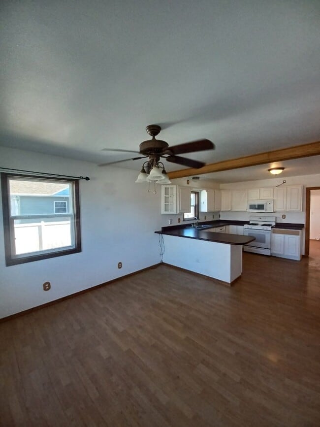 Building Photo - 3 bed, 2 bath