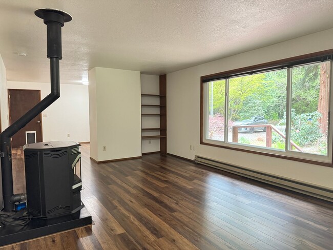 Building Photo - Cozy one story home on beautiful close to town acreage.