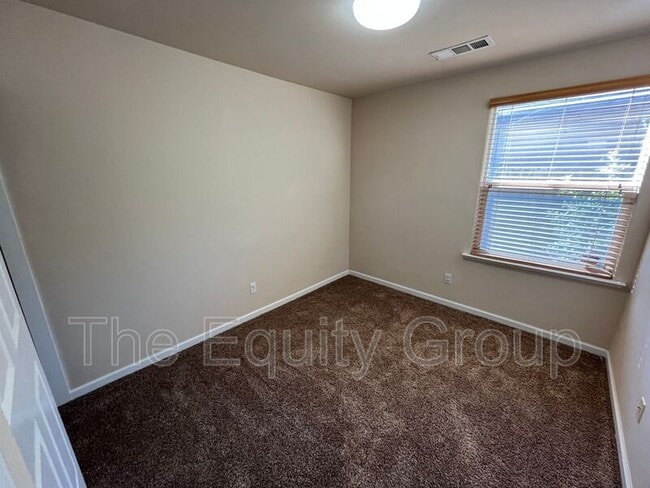 Building Photo - 1422 E Mesa Ct