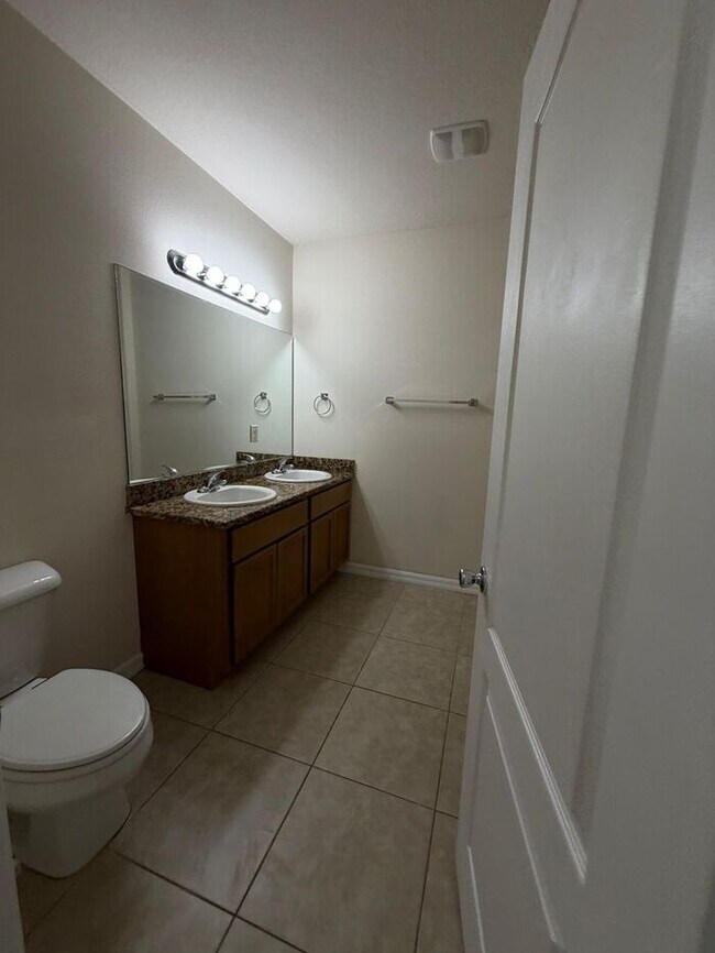 Building Photo - Beautifully Updated 3-Bedroom Townhouse in Kissimmee – Gated Community with Pool
